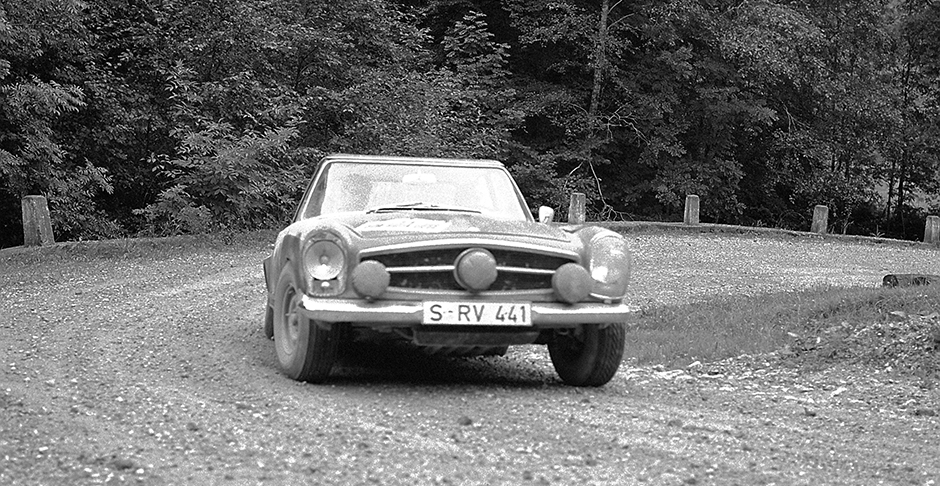Rallye Lüttich-Sofia-Lüttich, 1963. Die späteren Sieger Eugen Böhringer und Klaus Kaiser mit einem Mercedes-Benz Typ 230 SL (W 113), Startnummer 39.
