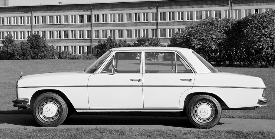 Klassische Moderne mit Doppelstoßstange: Mercedes-Benz 250 der Baureihe W 114 aus dem Jahr 1967. ; Classically modern, with double bumper: 1967 Mercedes-Benz 250 from the W 114 series.;