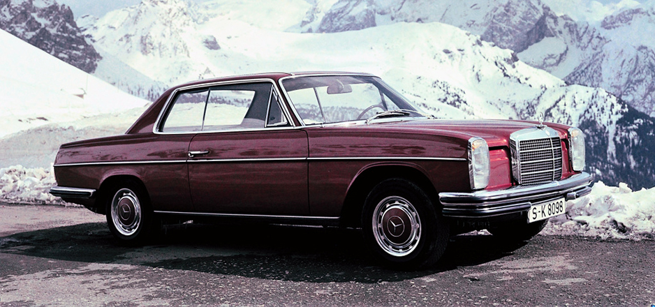 Vor großer Kulisse: Ein Mercedes-Benz Coupé der Baureihe 114. Die „Strich-Acht“-Baureihen 115/114 wurden von 1968 bis 1976 gebaut. ; Grand backdrop: 114 series Mercedes-Benz coupé. The "Stroke 8" 115/114 model series was built from 1968 to 1976.;