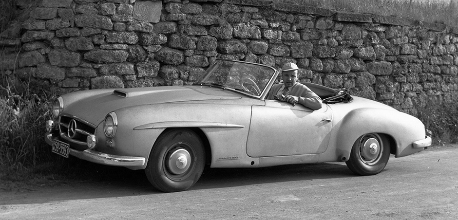 Mercedes-Benz 190 SL (W 121), Versuchswagen Nr. 2, der auch im Februar 1954 auf der International Motor Sports Show in New York präsentiert wurde. Das Serienfahrzeug kam mit modifizierter Karosserie 1955. Am Lenkrad Kurt Obländer, Motorenkonstrukteur.
