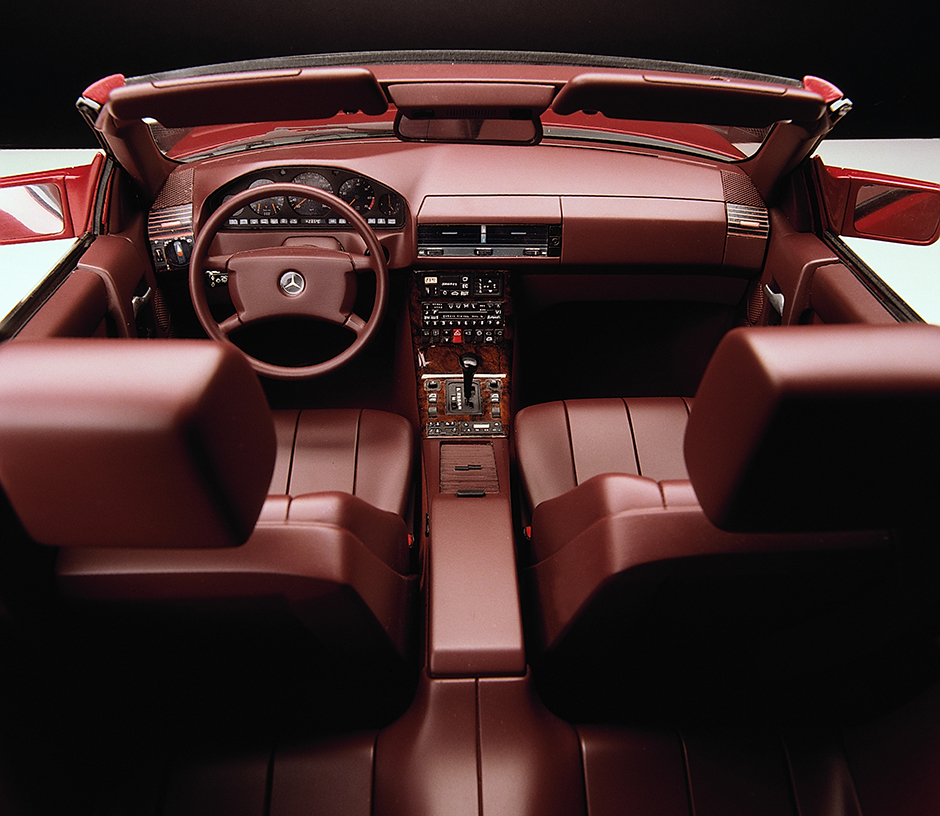 Gepflegtes Wohnen: Interieur des Mercedes-Benz SL (Baureihe R 129, 1989-2001). ; Sophisticated elegance: the interior of the Mercedes-Benz SL (model series R 129, 1989-2001);