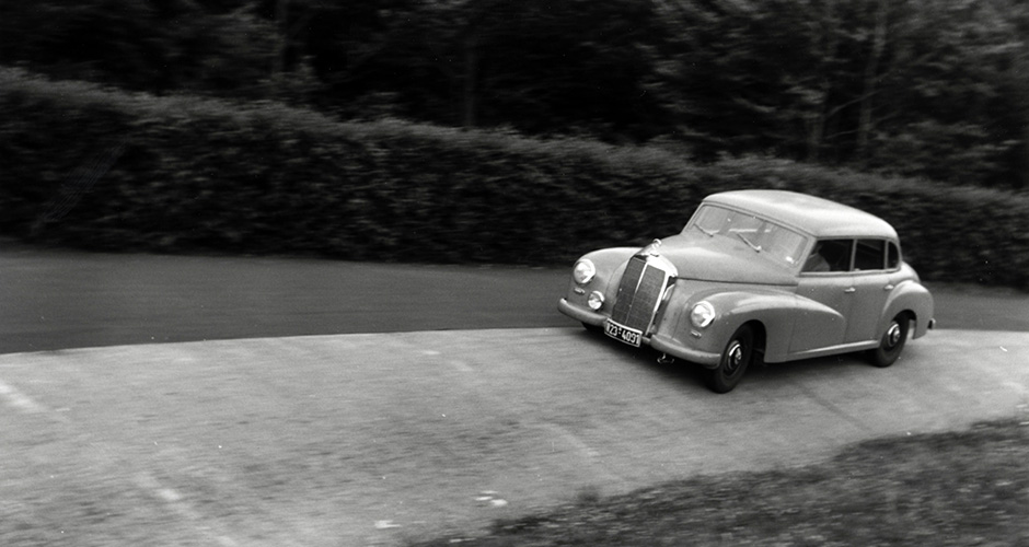 Mercedes-Benz Typ 300 (Baureihe W 186 II, 1951 bis 1954): Schon 1951 gehîrten Versuchsfahrten auf der Nordschleife des NÅrburgrings zum Pflichtprogramm bei Daimler-Benz. Der Typ 300 wurde in mehreren Baureihen insgesamt von 1951 bis 1962 gebaut.