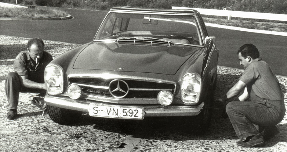 Mercedes-Benz SL der Baureihe W 113 mit dem 6,3-Liter-V8-Motor M 100 des Typ 600 (W 100).