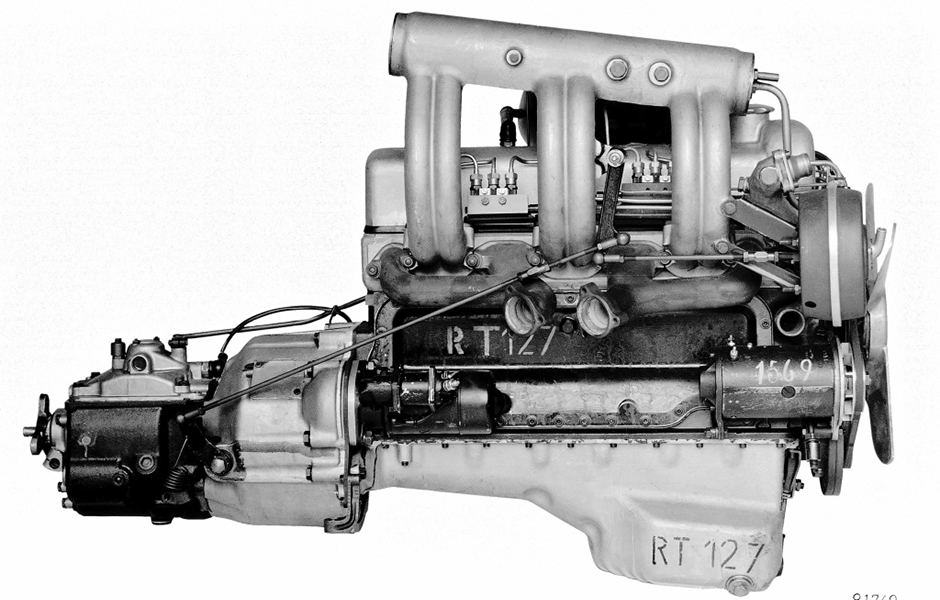 Motor des Mercedes-Benz 220 SE aus dem Jahr 1958: Die Benzineinspritzung hält Einzug in die Großserie. ; The engine of the Mercedes-Benz 220 SE of 1958 introduced fuel injection to large-scale production.;