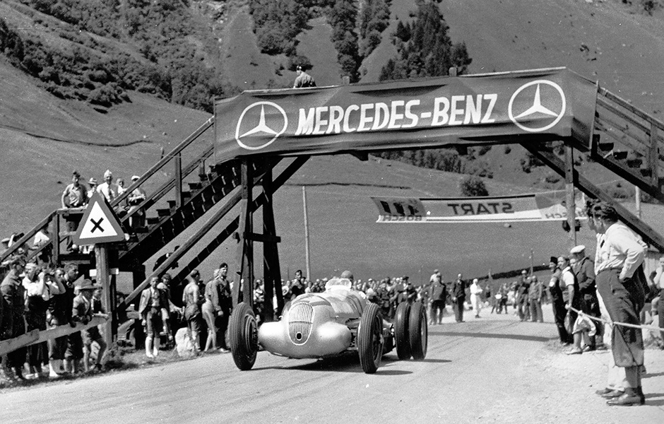 Training zum Großglockner-Bergrennen am 6. August 1939. Manfred von Brauchitsch im Mercedes-Benz W 125 Bergrennwagen mit 5,6-Liter-Motor, Startnummer 127, zum Versuch der Traktionsverbesserung mit Zwillingsreifen an der Hinterachse. Im Rennen belegt er den 4. Platz.