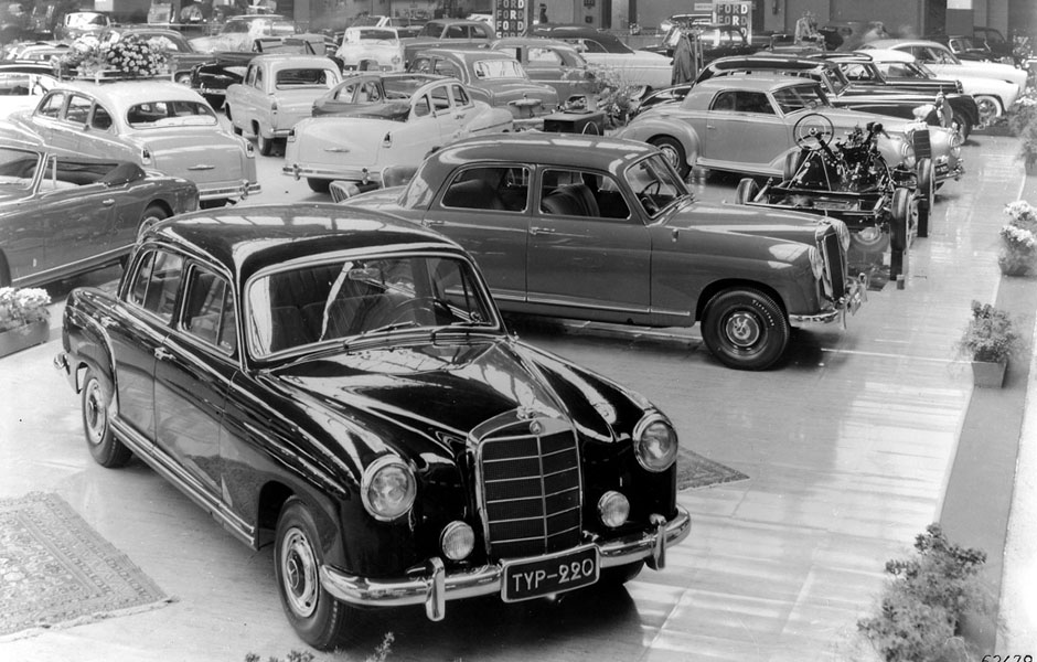 Trendsetter: Der Mercedes-Benz 220 „Ponton“ auf dem Automobilsalon Genf 1954. ; Trendsetter: The Mercedes-Benz 220 Ponton at the 1954 Geneva Motor Show;