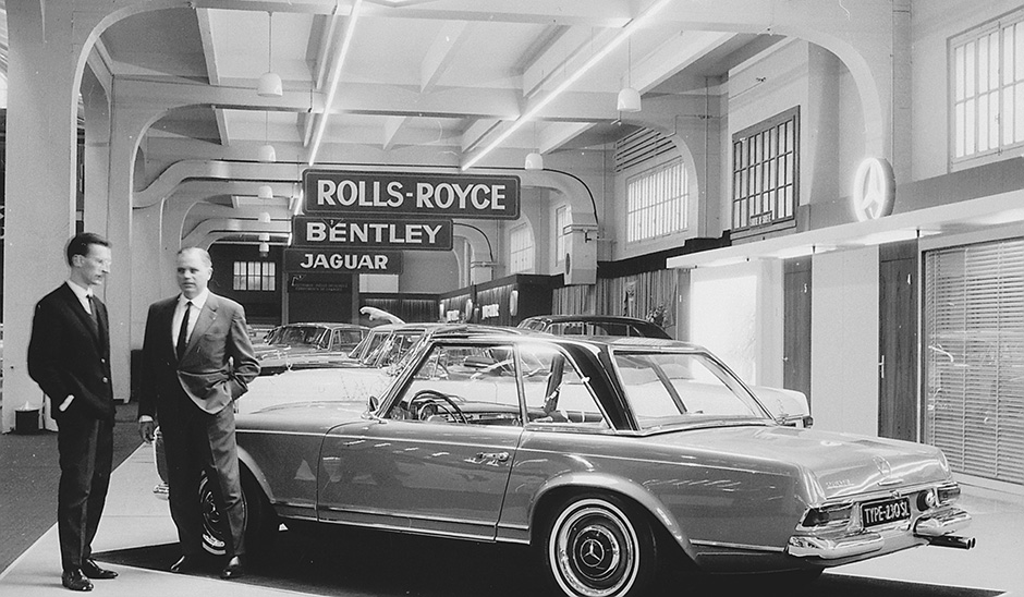 Genfer Automobil-Salon, 1963. Béla Barényi (rechts) und Paul Bracq bei der Vorstellung des Mercedes-Benz Typ 230 SL (W 113).