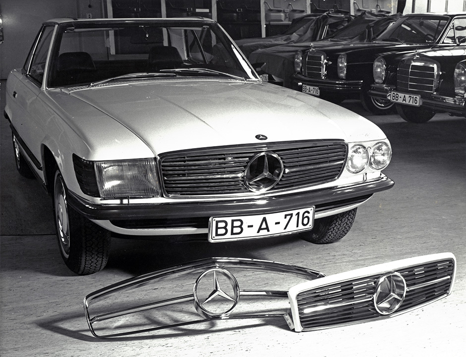 Mercedes-Benz 350 SL (R 107, 1971 bis 1989). Holzmodell als Design-Vorstudie. Vor dem Fahrzeug Kühlergrill-Varianten.