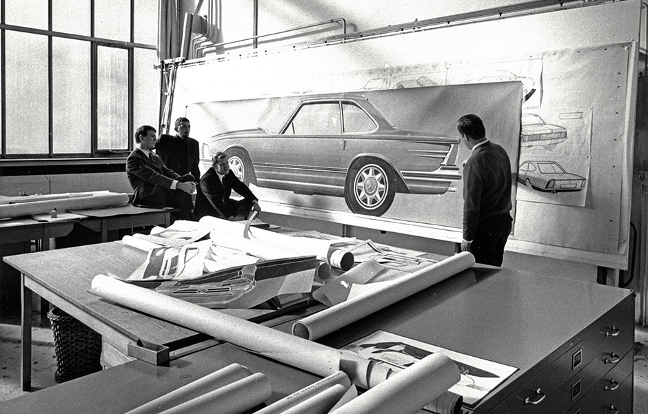 Mercedes-Benz SL (R 107, 1971 bis 1989). Designstudio. V.l.n.r.: Ferdinand Hellhage, Thomas Hilpert, Josef Gallitzendörfer. Thema: Luftführung zur Sauberhaltung der Rückleuchten.