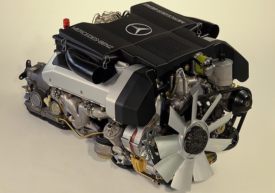 Kraftpaket: Vierventil-Motor des Mercedes-Benz 500 SL (Baureihe R 129, 1989-2001). ; Power pack: four-valve engine on the Mercedes-Benz 500 SL (model series R 129, 1989-2001);
